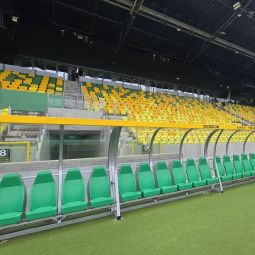 Priekinio profilio dangtis kabinos stogui, pagamintas iš putų poliuretano